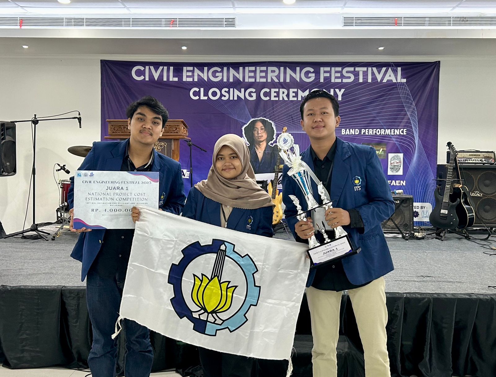 Tim Asgardian saat menerima penghargaan berkat inovasinya dalam kompetisi National Project Cost Estimation dalam acara Civil Engineering Festival