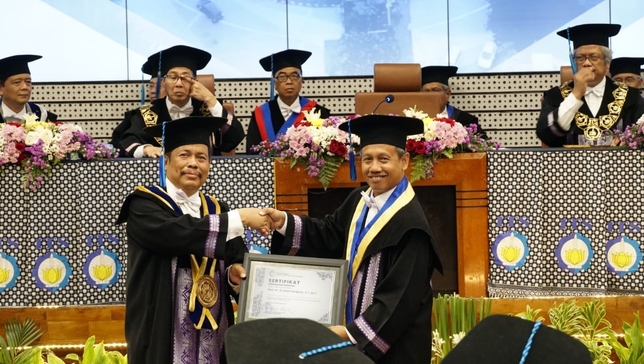 Ketua Dewan Profesor ITS Prof Dr Ir Imam Robandi MT (kiri) saat memberikan sertifikat pasca mengukuhkan Prof Dr Tri Arief Sardjono ST MT (kanan) sebagai Profesor ke-167 ITS