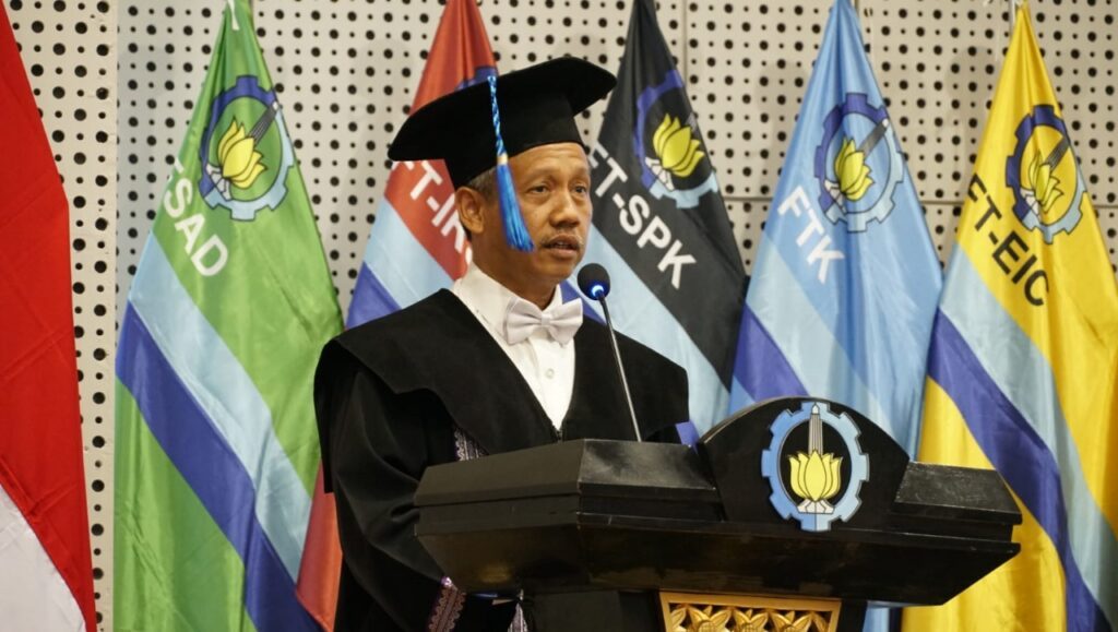 Prof Dr Tri Arief Sardjono ST MT saat menyampaikan orasi ilmiahnya yang berjudul Peran Penting Analsis dan Pemrosesan Citra Biomedis dalam Bidang Kedokteran