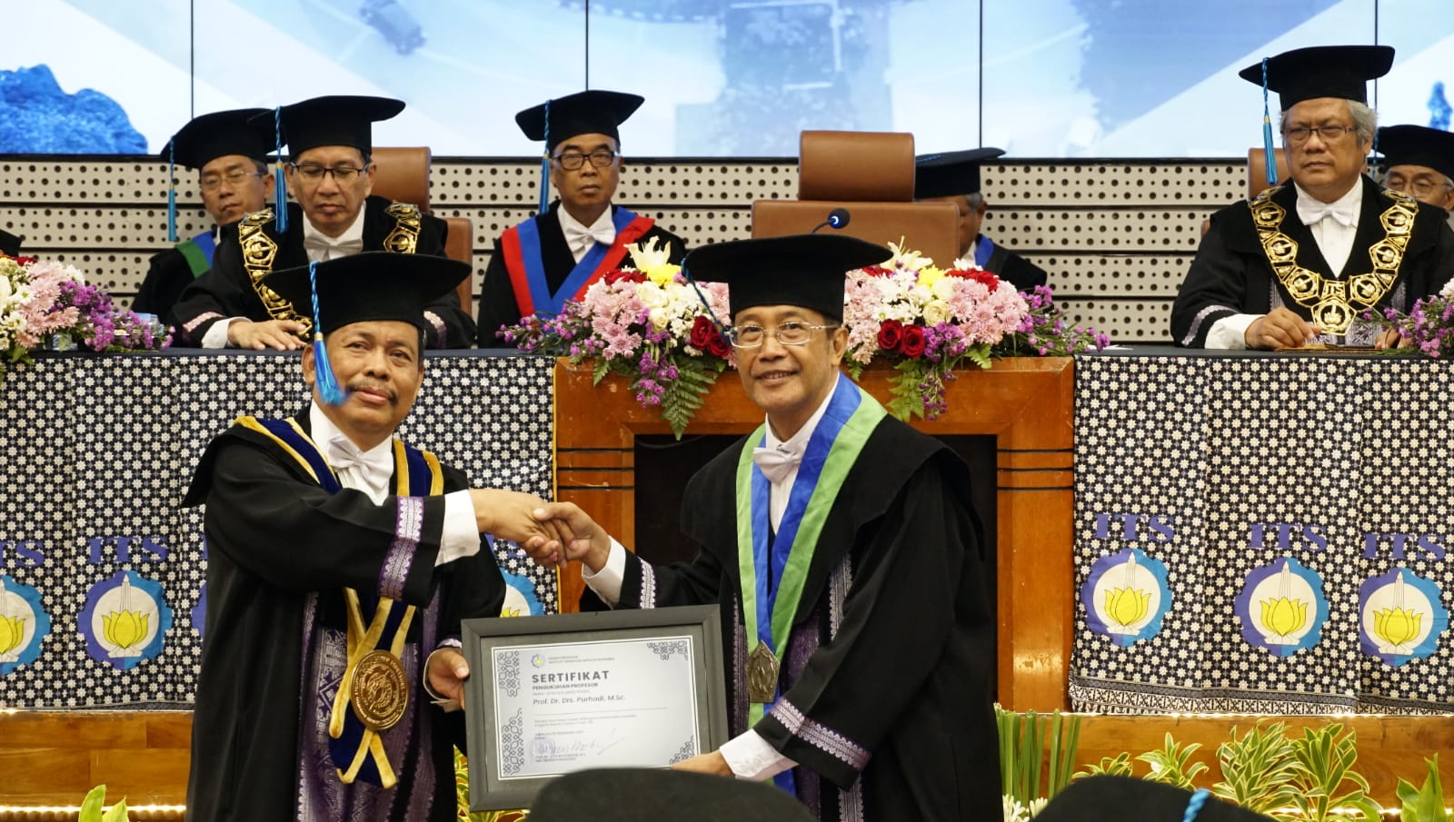 Pemberian sertifikat oleh Ketua Dewan Profesor ITS Prof Dr Ir Imam Robandi MT (kiri) kepad Prof Dr Purhadi MSc sebagai Profesor ITS ke-168
