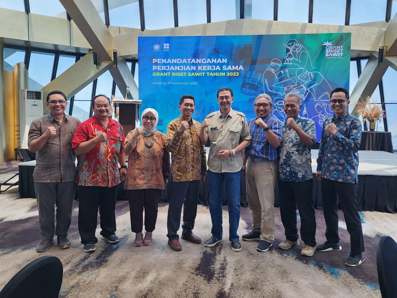 Wakil Rektor IV ITS Bambang Pramujati ST MSc Eng PhD (empat dari kiri) bersama segenap peneliti saat penandatanganan perjanjian kerjasama Grant Riset Sawit 2023, di Hotel JHL Solitaire Gading, Serpong, Senin (25/9)