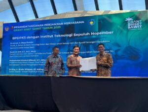 Wakil Rektor IV ITS Bambang Pramujati ST MSc Eng PhD (kanan) saat penandatanganan perjanjian kerjasama Grant Riset Sawit 2023