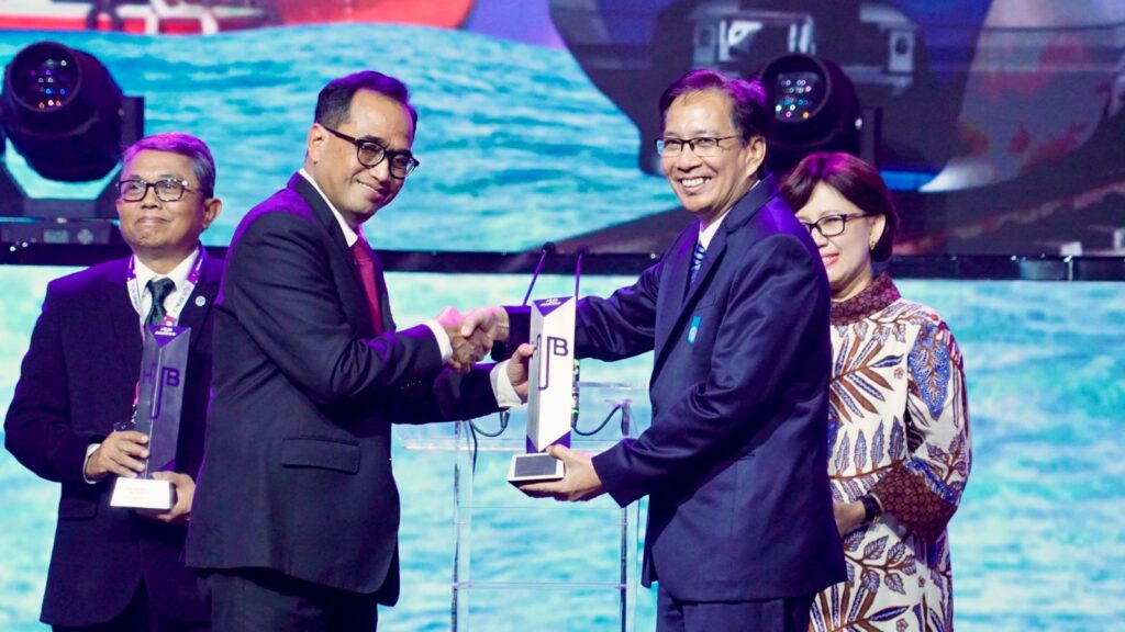 Penyerahan penghargaan dedikasi transformasi perhubungan Indonesia oleh Menteri Perhubungan RI Dr (HC) Ir Budi Karya Sumadi (kiri) kepada Rektor ITS Prof Dr Ir Mochamad Ashari MEng IPU AEng