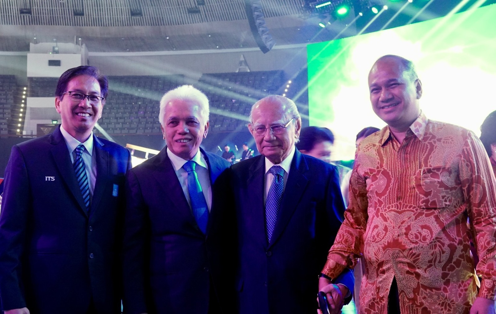 Rektor ITS Prof Dr Ir Mochamad Ashari MEng (kiri), bersama para mantan Menteri Perhubungan RI, Dr Ir H Muhammad Hatta Rajasa (dua dari kiri), dan Prof H Emil Salim, MA PhD (dua dari kanan)