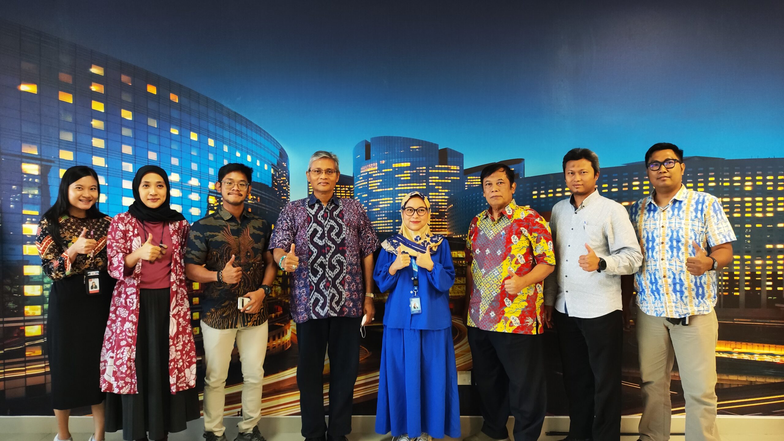 (tengah) Kepala PKKPBI Dr Ir Arman Hakim Nasution, (tiga paling kiri) perwakilan Deputi DKP BRIN, beserta segenap pihak yang hadir mengayakan diskusi di Gedung Research Center ITS