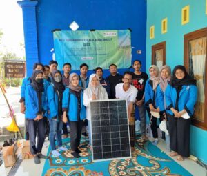 Bantu Penerangan Warga, KKN ITS Beri Pelatihan Pemasangan Panel Surya