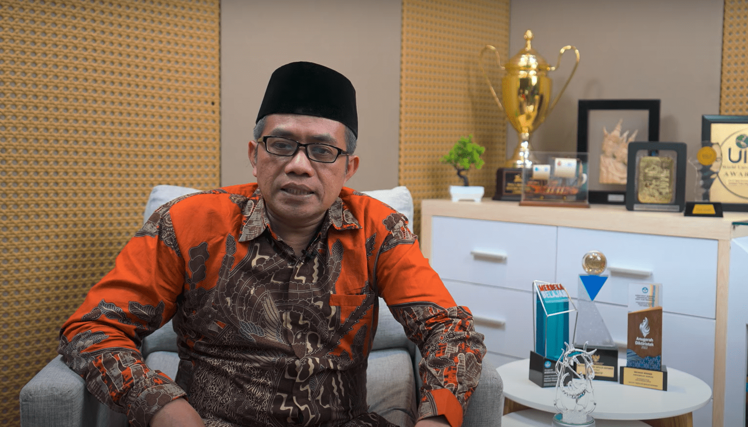 Gambar bakal calon Rektor ITS nomor urut 11