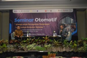 moderator saat bersama pemateri saat seminar otomotif