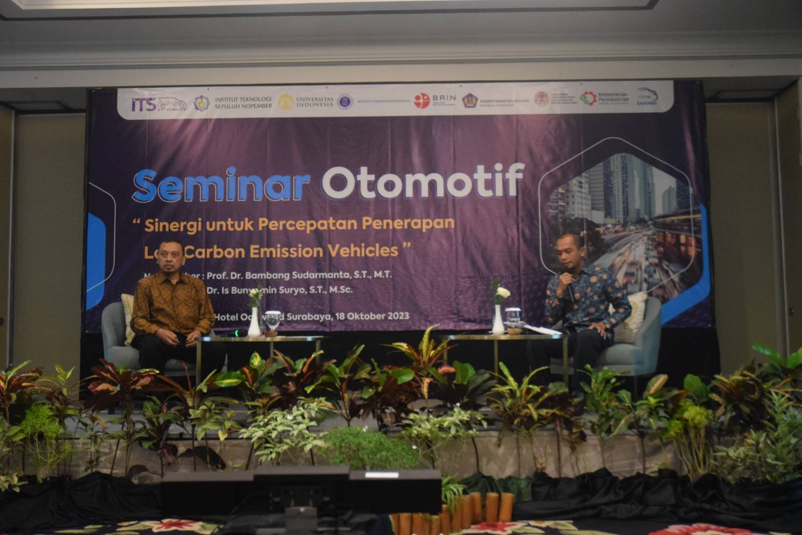 moderator saat bersama pemateri saat seminar otomotif