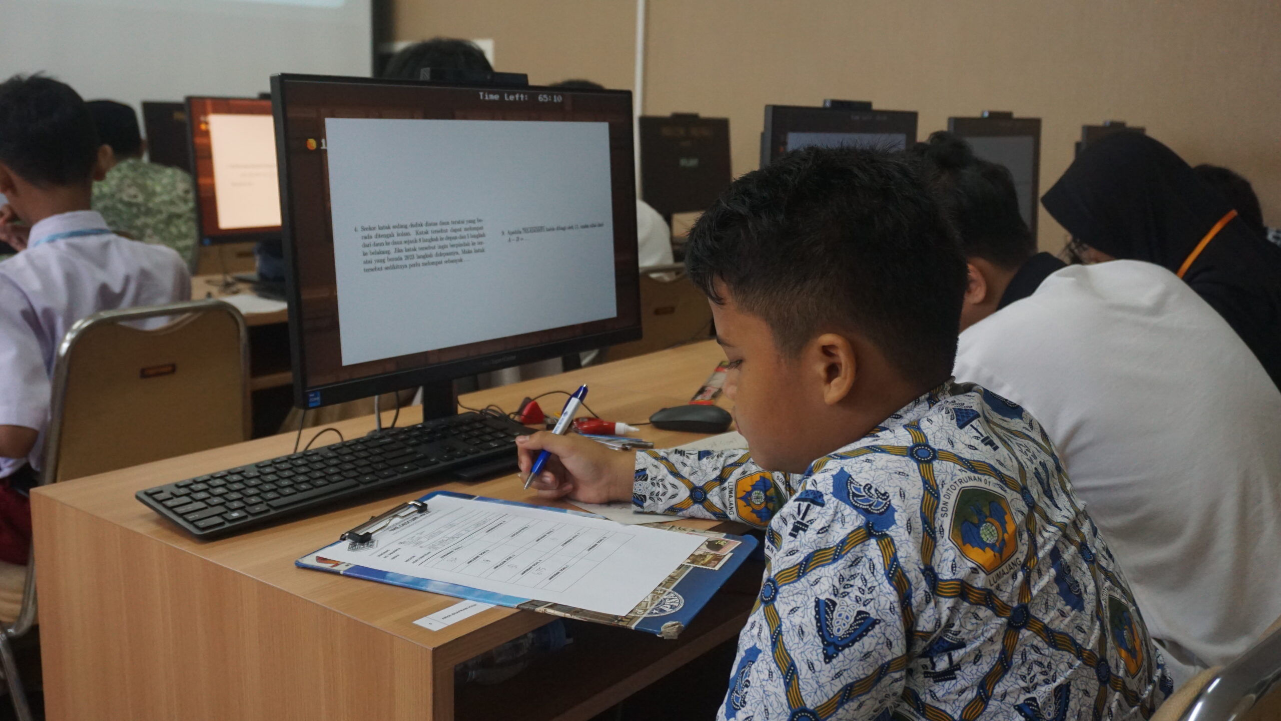 Gambar peserta mengerjakan soal di semifinal
