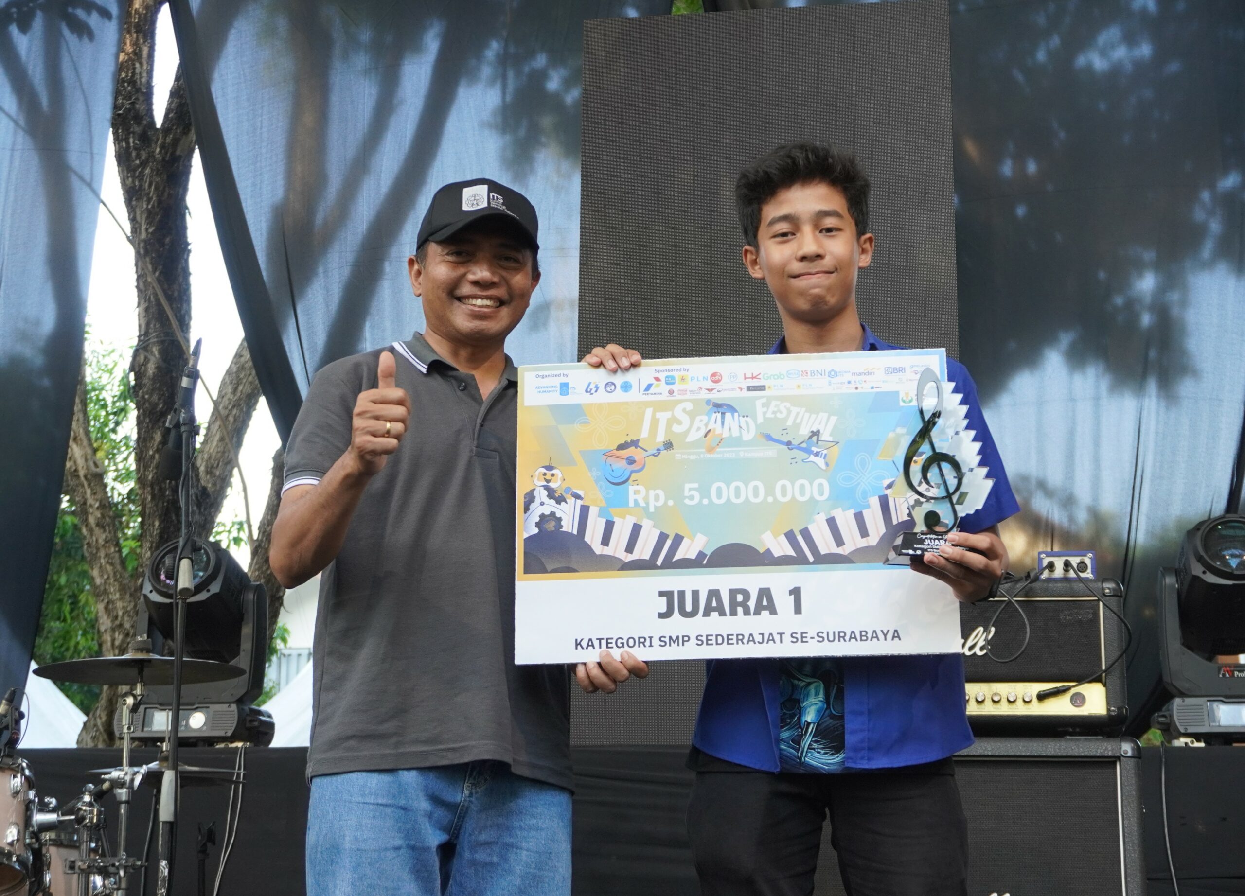 Pemberian penghargaan juara satu IBF kategori SMP