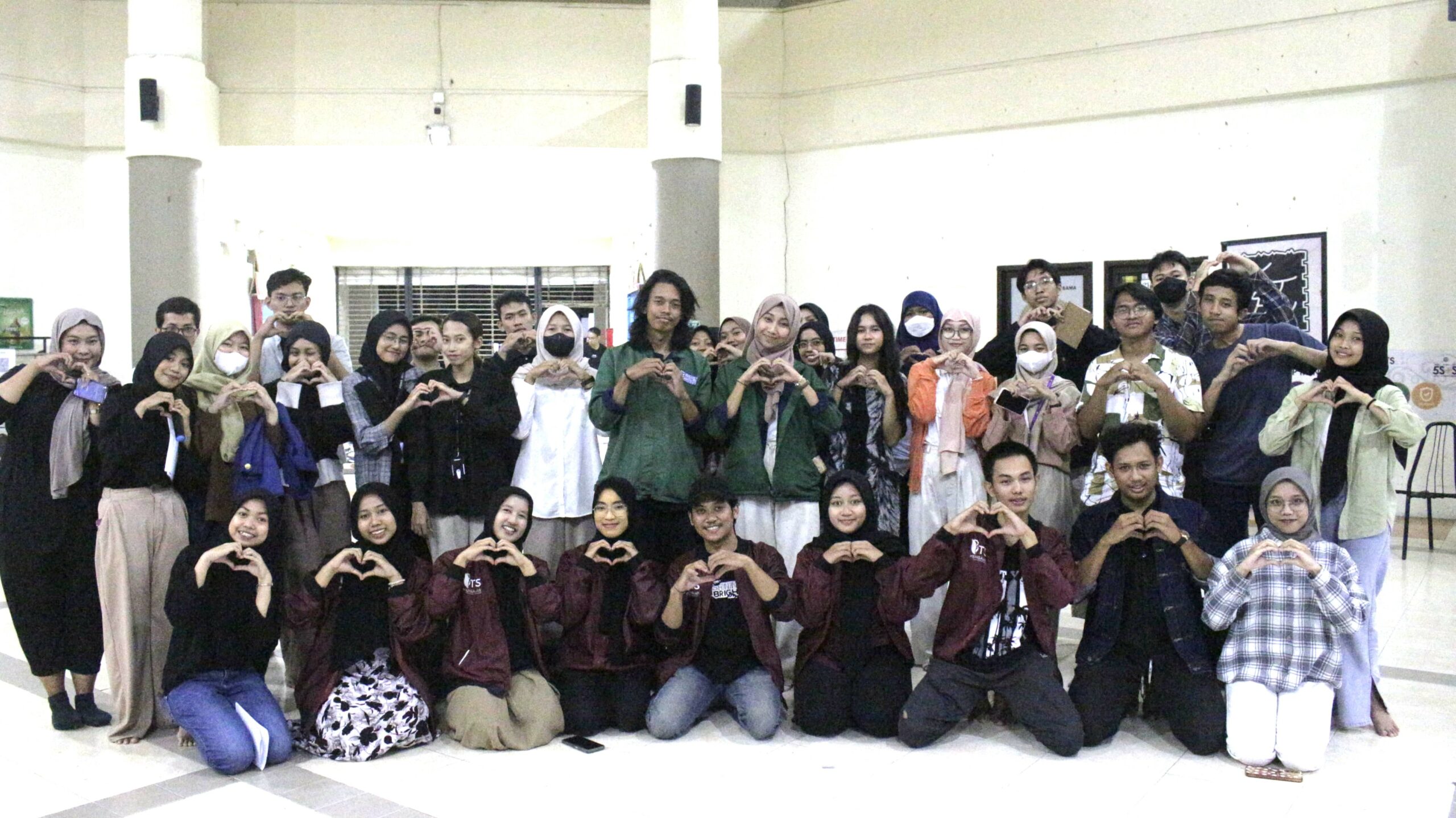 Gambar BEM ITS bersama mahasiswa yang hadir dalam roadshow ITS Mengajar