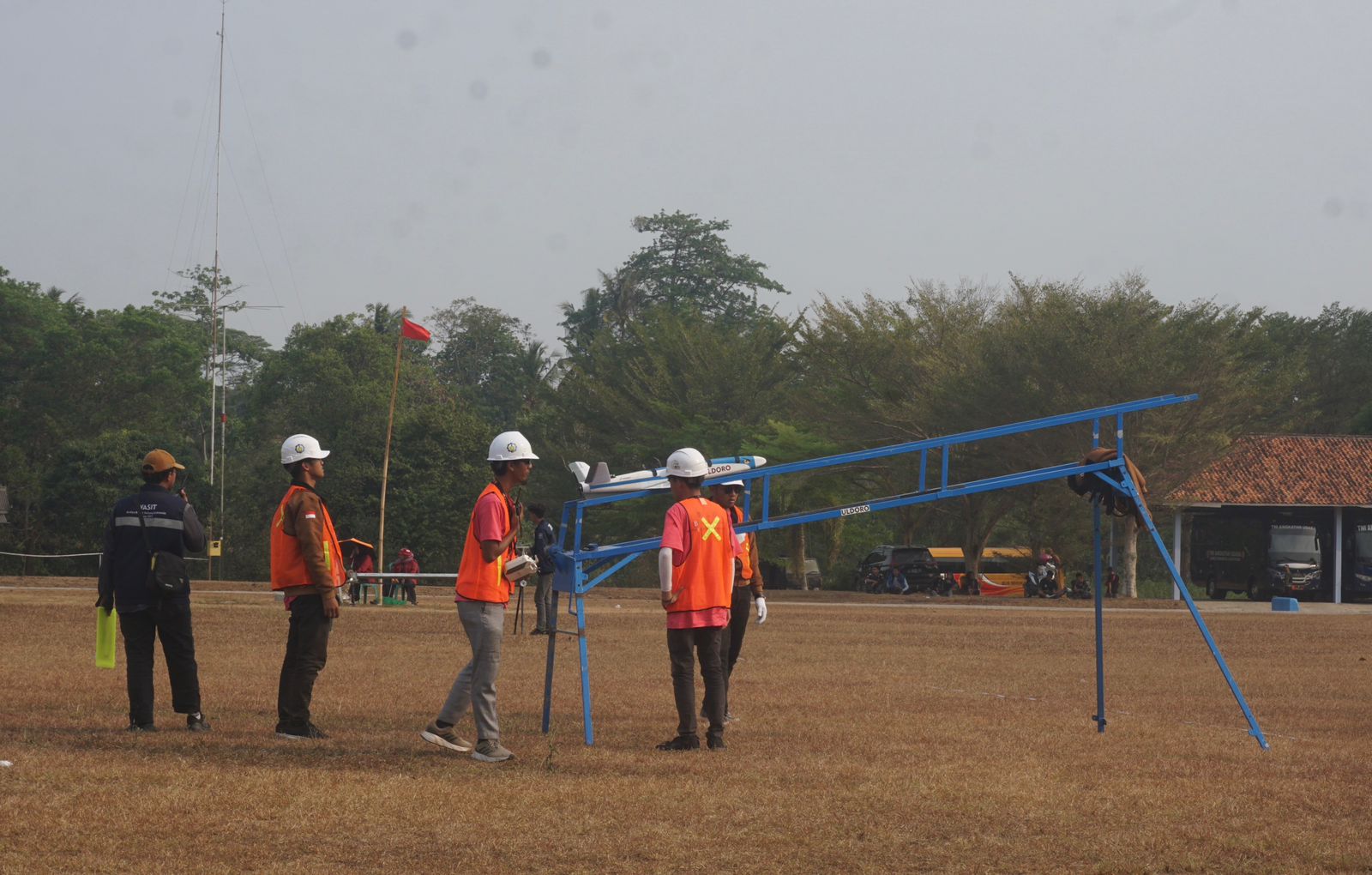 Tim Bayucaraka ITS saat bertanding dalam divisi Racing Plane dengan pesawat andalannya, Uldoro
