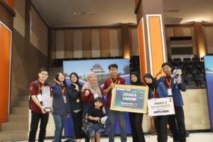 Tim Slumber Squad besama dosen pembimbing Nada Fitrieyatul Hikmah ST MT (empat dari kiri) dan delegasi dari divisi KTI Departemen Teknik Biomedik ITS