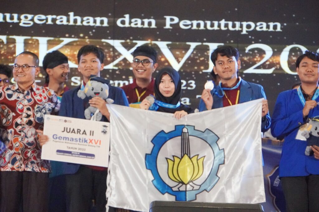 (dari kiri) Mu'afa Ali Syakir, Rima Amalia, dan Firdausa Sonna Anggara Resta dari Departemen Teknik Biomedik ITS saat berhasil meraih juara dua kategori Piranti Cerdas, Sistem Benam, dan IOT dalam ajang Gemastik XVI tahun 2023