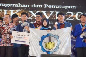 (dari kiri) Mu'afa Ali Syakir, Rima Amalia, dan Firdausa Sonna Anggara Resta dari Departemen Teknik Biomedik ITS saat berhasil meraih juara dua kategori Piranti Cerdas, Sistem Benam, dan IOT dalam ajang Gemastik XVI tahun 2023