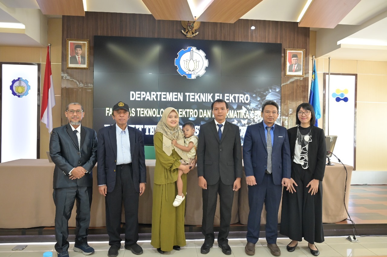 Isa Hafidz (empat dari kiri) bersama pembimbing dan tim penguji disertai usai Sidang Terbuka Promosi Doktor di Departemen Teknik Elektro ITS