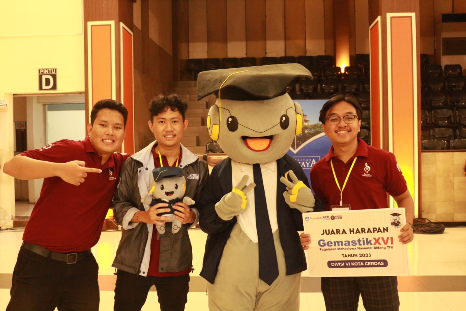 Gambar tim Parahyangan ketika berselebrasi bersama maskot brone GEMASTIK XVI