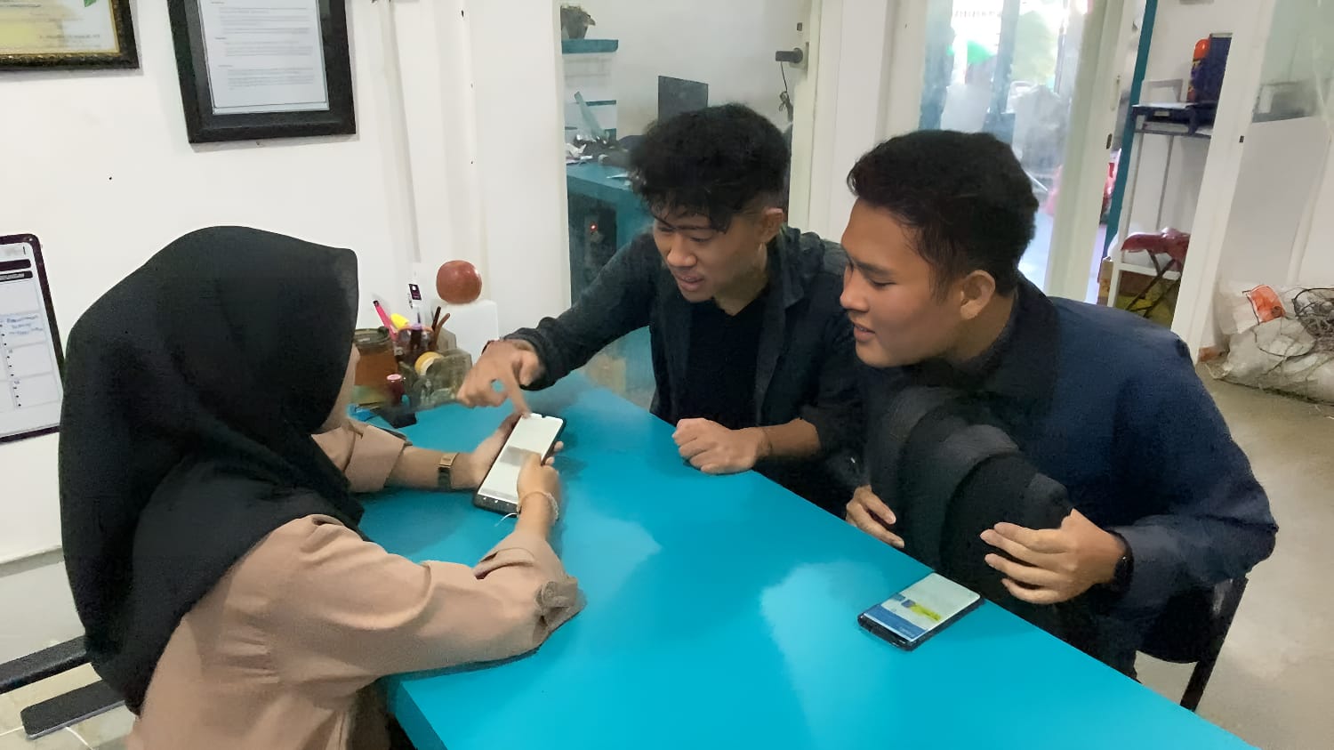 Gambar tim Parahyangan ITS ketika melakukan sosialisasi penggunaan sistem Apps4Waste