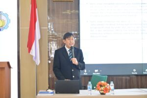 Gambar Dr FX Ferdinandus ketika menyampaikan hasil penelitiannya pada sidang terbuka promosi doktor