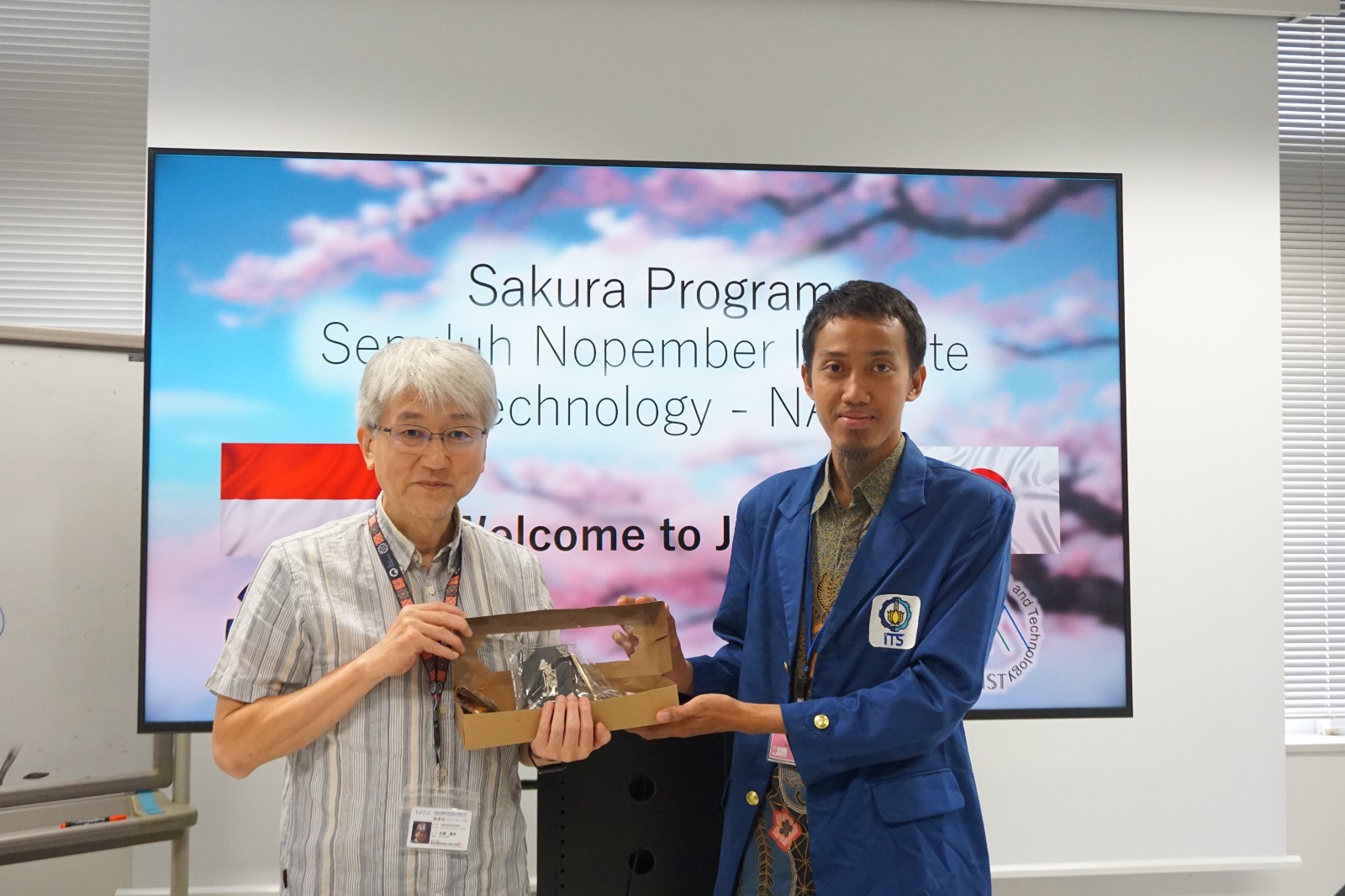 Gambar penyerahan cendera mata sebagai simbolis dari ITS kepada Profesor Yoshinobu Sato PhD (kiri) mengakhiri Sakura Science Program 2023