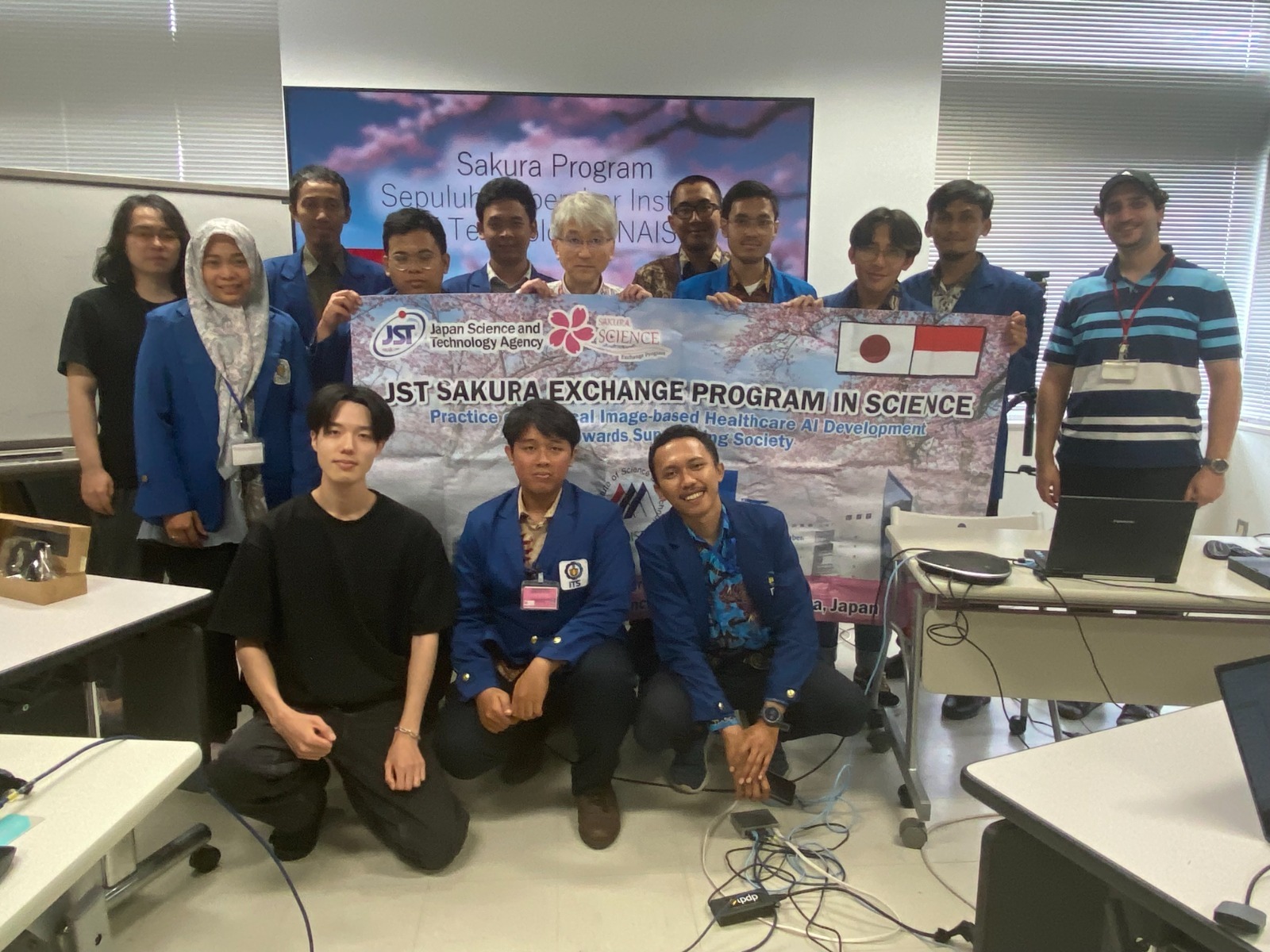 Gambar Profesor Yoshinobu Sato PhD (tengah) bersama 10 mahasiswa FTEIC ITS saat kelas perkuliahan Sakura Science Program