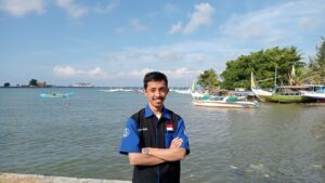 Gambar Dr techn Prasetiyono Hari Mukti ST MT saat melakukan survei lapangan pada lokasi penerapan inovasi di Pulau Bawean