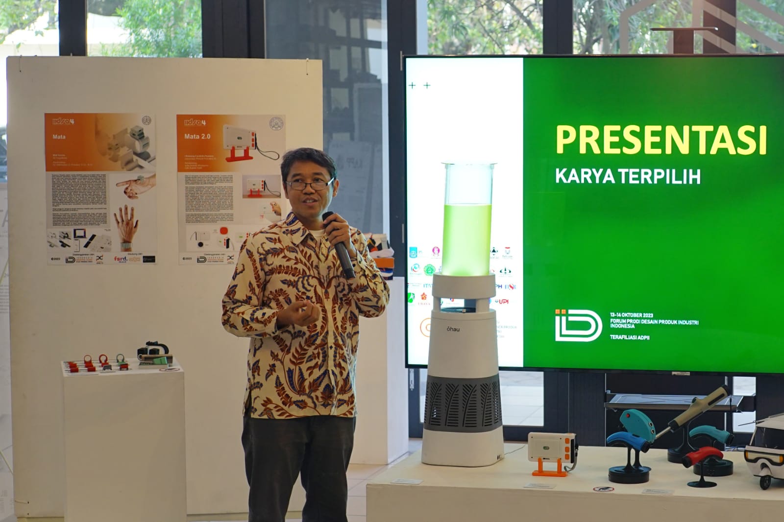 Presentasi produk Ohau di ITB yang diwakili oleh Kepala Departemen Desain Produk Industri ITS Bambang Tristiyono ST MSi