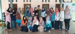 Ramadhita Putra Purnomo (tengah) bersama warga pamerkan inovasi produk minyak jelantah menjadi minyak bersih