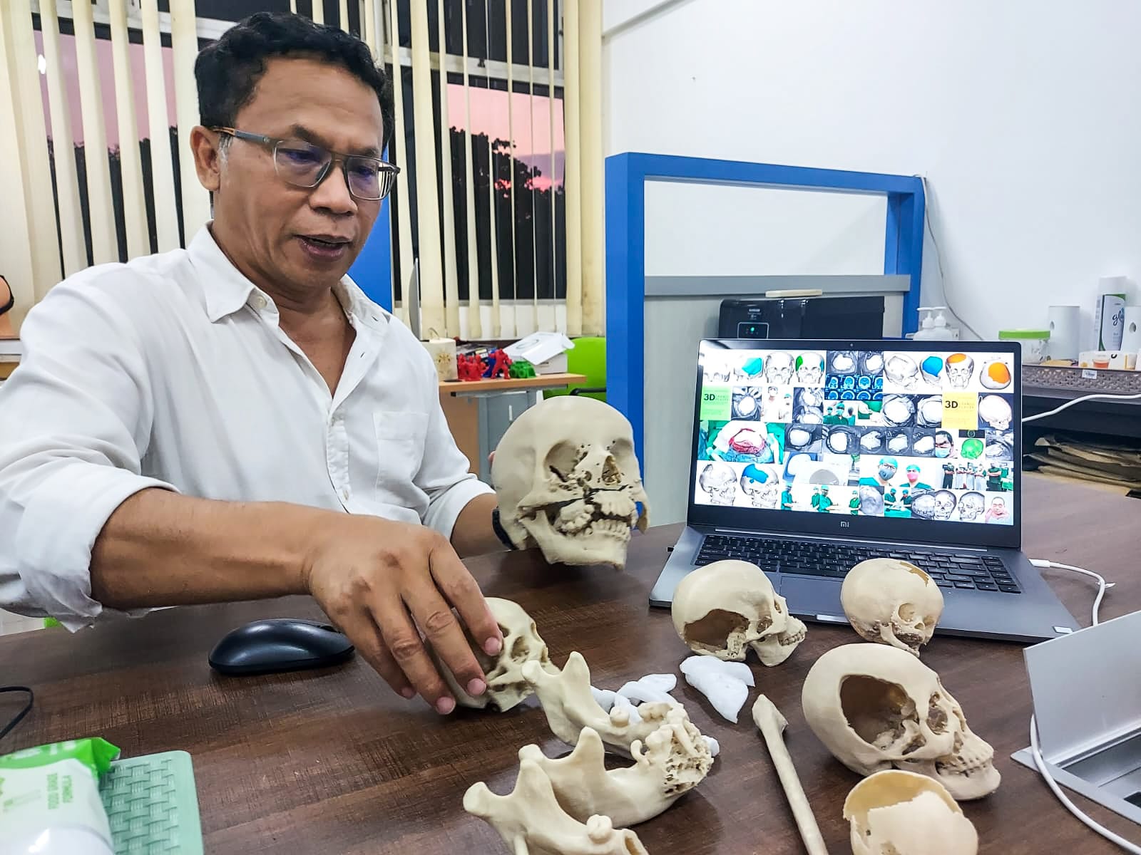 Gambar Djoko Kuswanto ST MBiotech saat menjelaskan mengenai hasil dari salah satu alat kesehatan yang diciptakannya