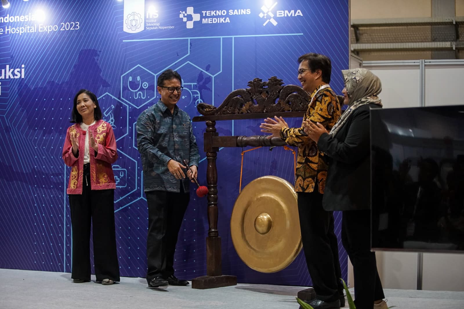 Gambar Menteri Kesehatan Ir Budi Gunadi Sadikin (dua dari kiri) bersama Rektor ITS Prof Dr Ir Mochamad Ashari MEng (dua dari kanan) saat peluncuran tujuh alat kesehatan karya ITS di Jakarta