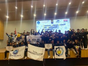 Gambar tim Barunastra dan DNA Hydromodelling ITS merayakan keberhasilannya setelah pengumuman juara KKCTBN 2023 di Universitas Indonesia