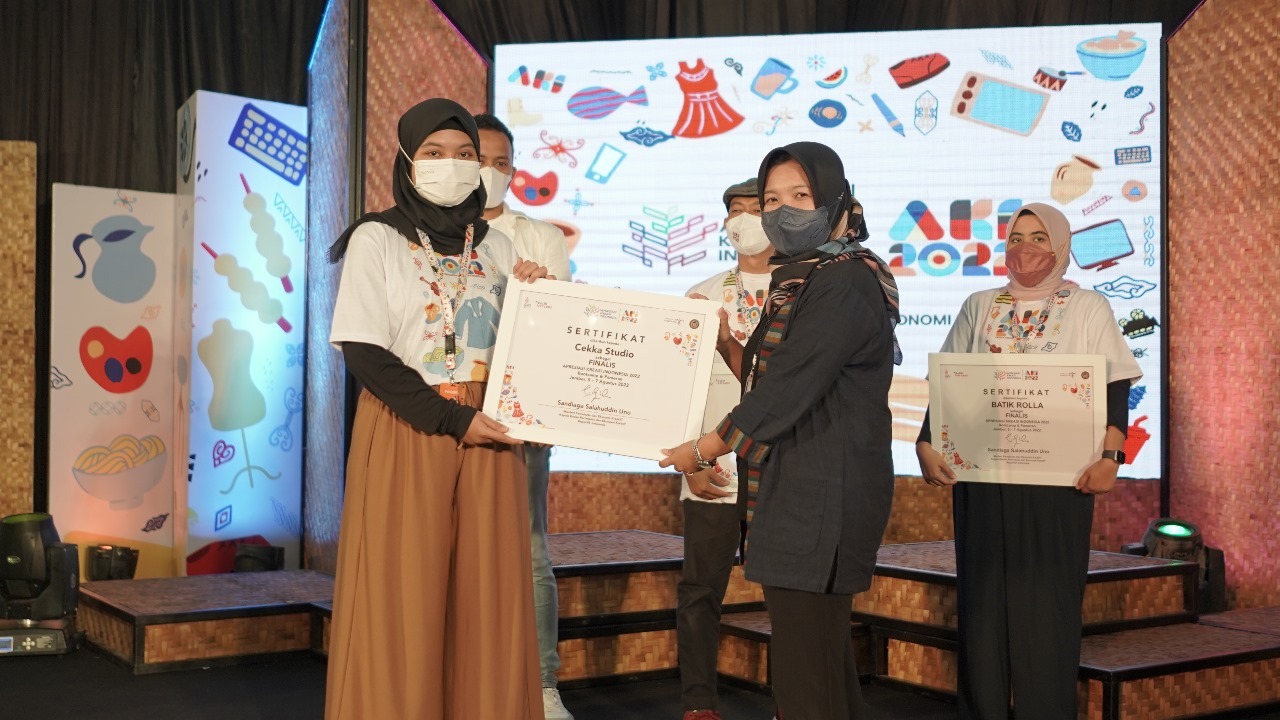 Gambar founder Cekka Studio Nurul Idzi (kiri) saat mendapat penghargaan UKM terpilih pada Sub-sektor Kriya Apresiasi Kreasi Indonesia 2022 dari Kementerian Pariwisata dan Ekonomi Kreatif RI