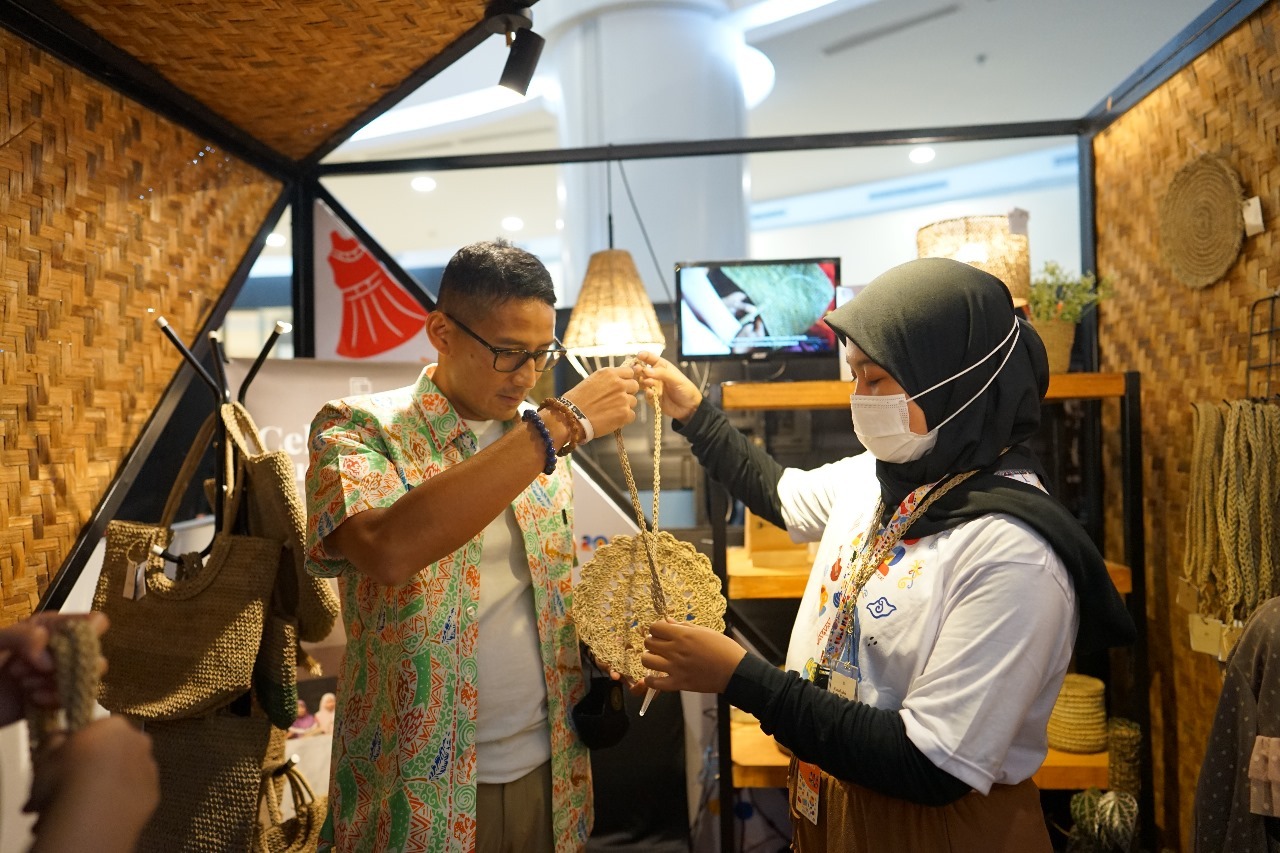 Gambar founder Cekka Studio Nurul Idzi (kanan) saat menyambut Menteri Pariwisata dan Ekonomi Kreatif (Menparekraf) RI Sandiaga Salahuddin Uno mengunjungi booth Cekka Studio