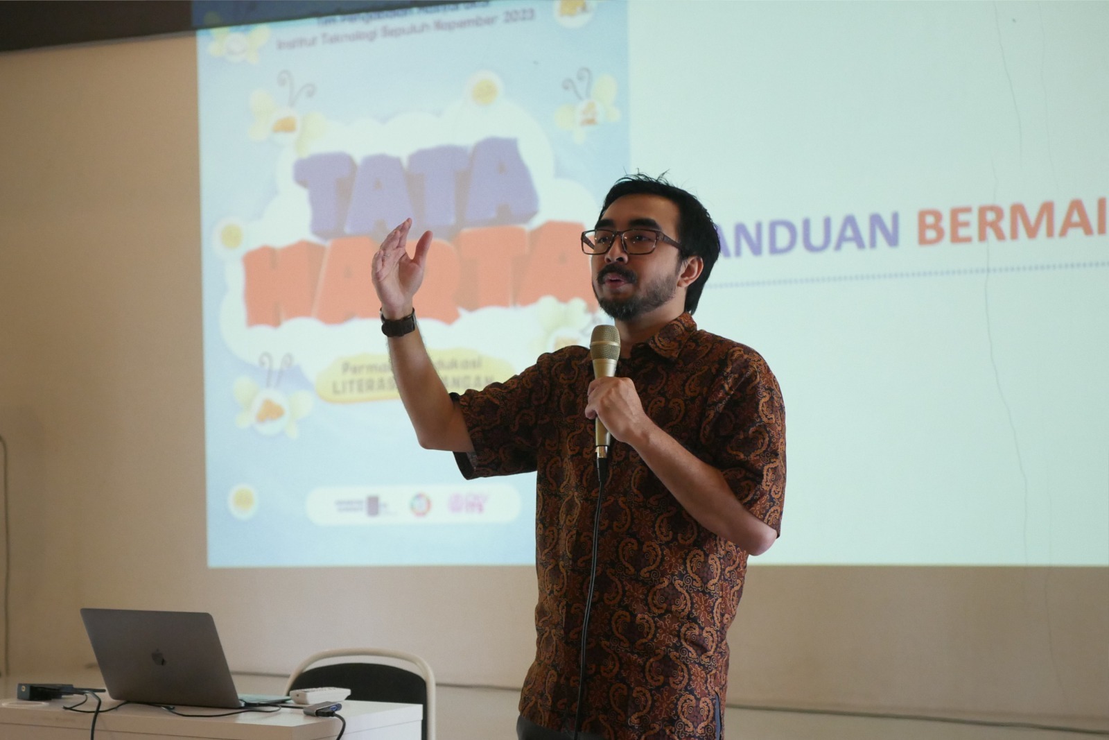 Gambar Ketua tim KKN Abmas ITS Rabendra Yudistira Alamin ST MDs ketika menjelaskan panduan permainan Tata Harta yang digagas timnya