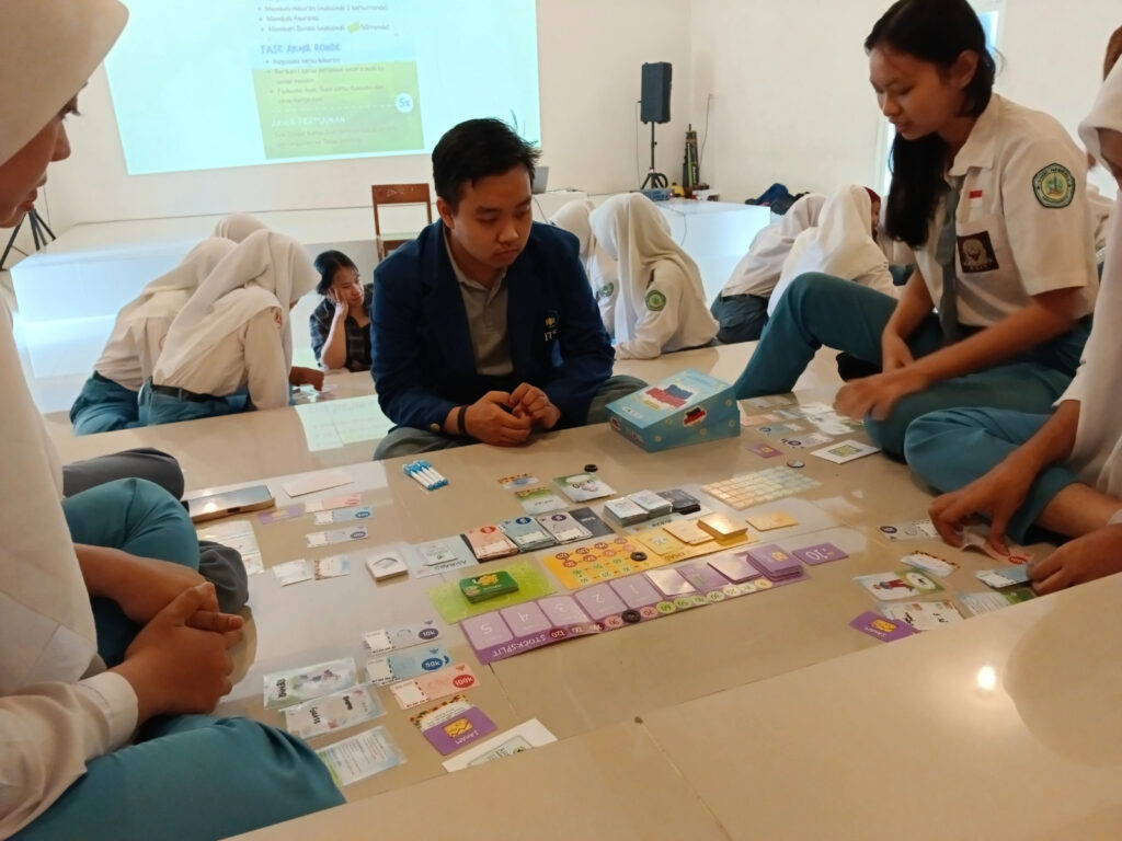 Mahasiswa ITS anggota tim KKN Abmas ketika bermain permainan Tata Harta bersama para siswi SMKN 1 Mojokerto