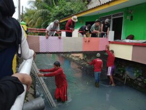pemasangan bar screen yang dibantu oleh warga setempat