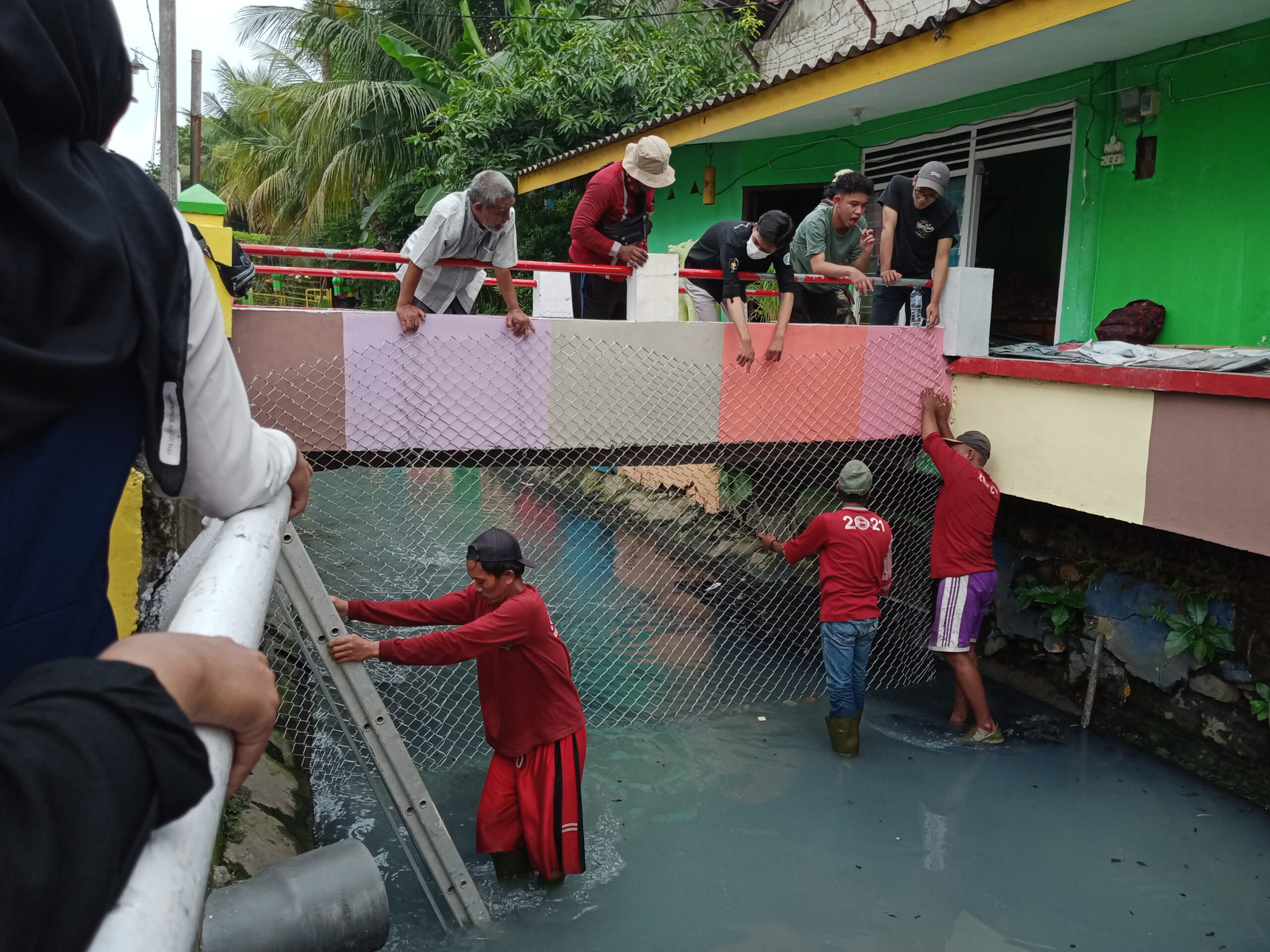 pemasangan bar screen yang dibantu oleh warga setempat