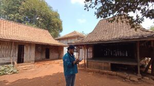 KKN Abmas ITS Lestarikan Rumah Adat Taneyan Lanjhang