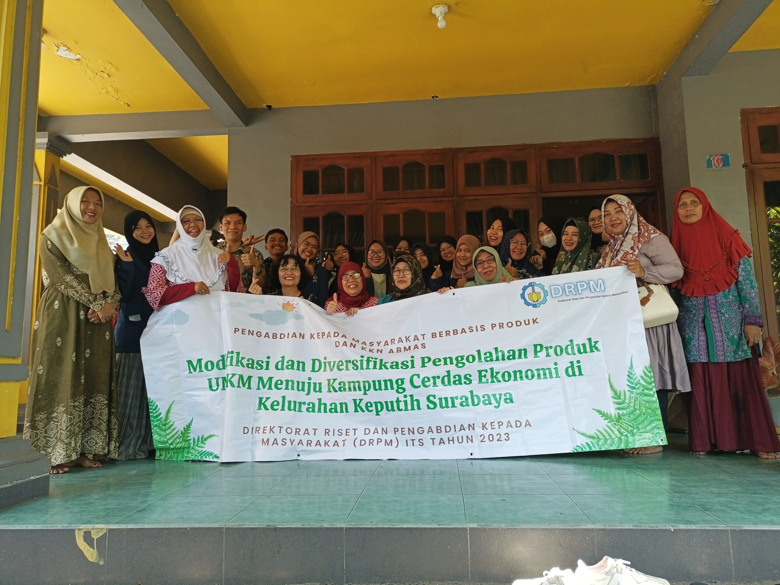 Gambar tim Abmas beserta UKM binaan