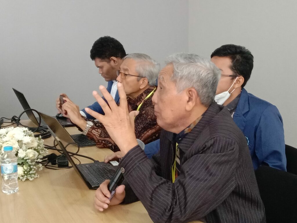 Gambar Prof Suratman Worosuprojo menyampaikan seminar