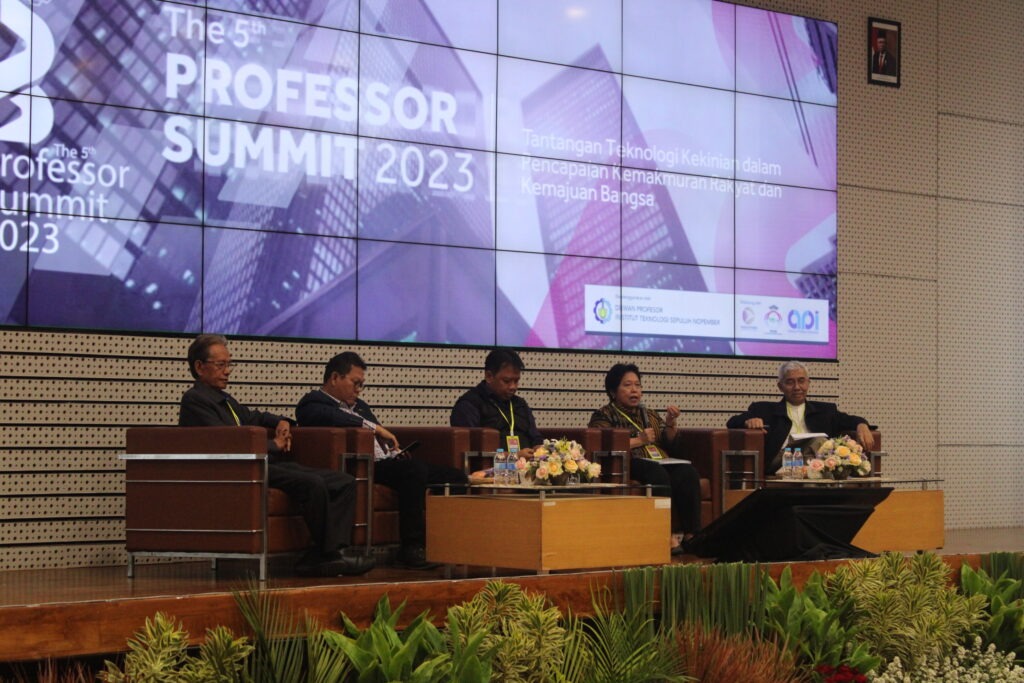 Gambar diskusi professor di ITS