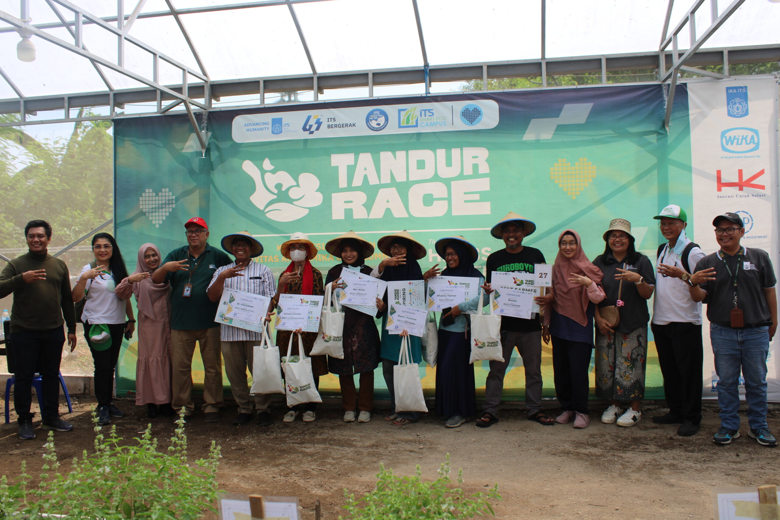 Gambar foto bersama oleh wakil rektor dan pemenang kategori