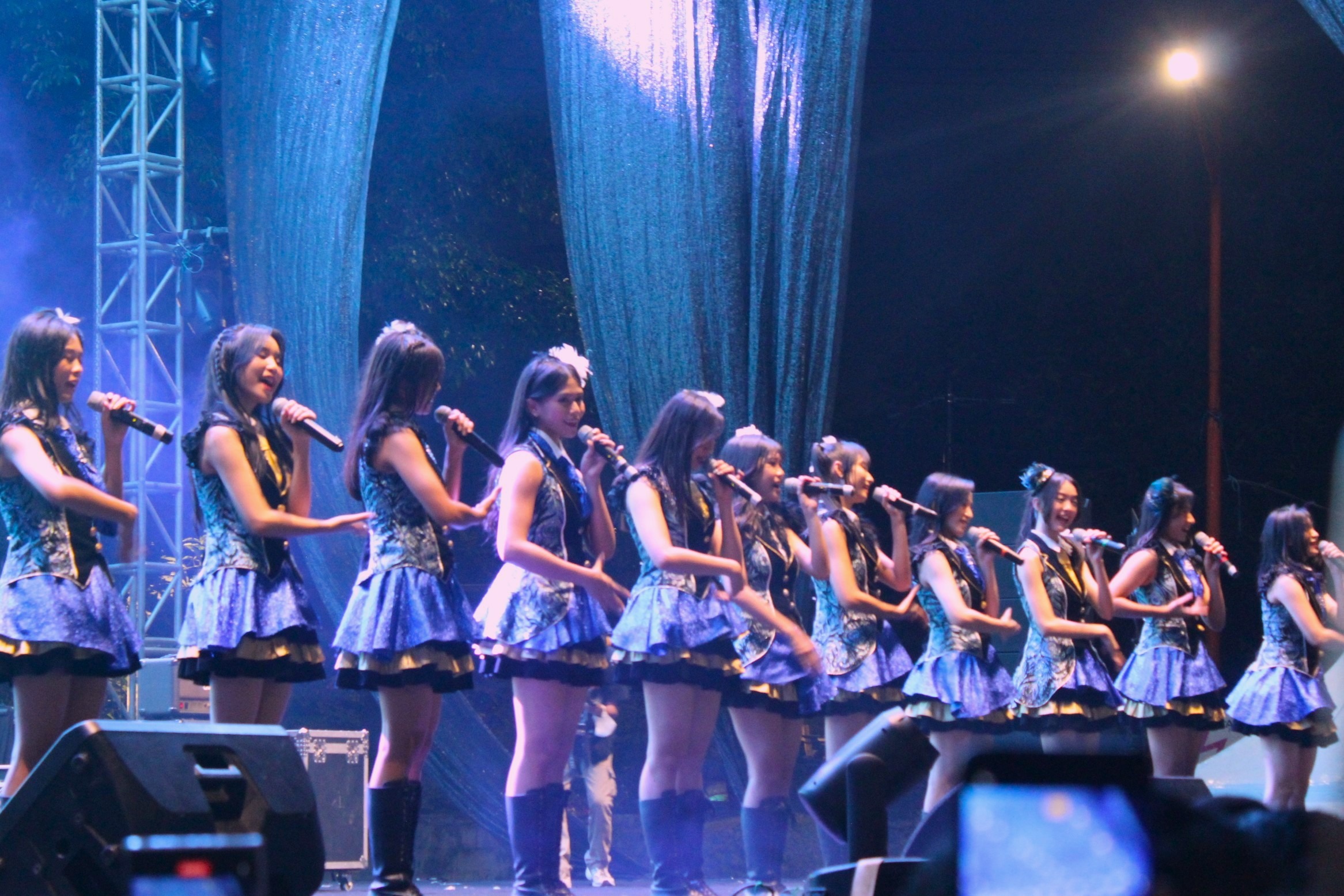 JKT48 tampil di atas panggung
