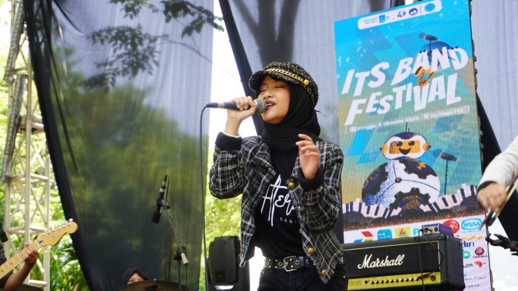 Penampilan salah satu peserta ITS Band Festival