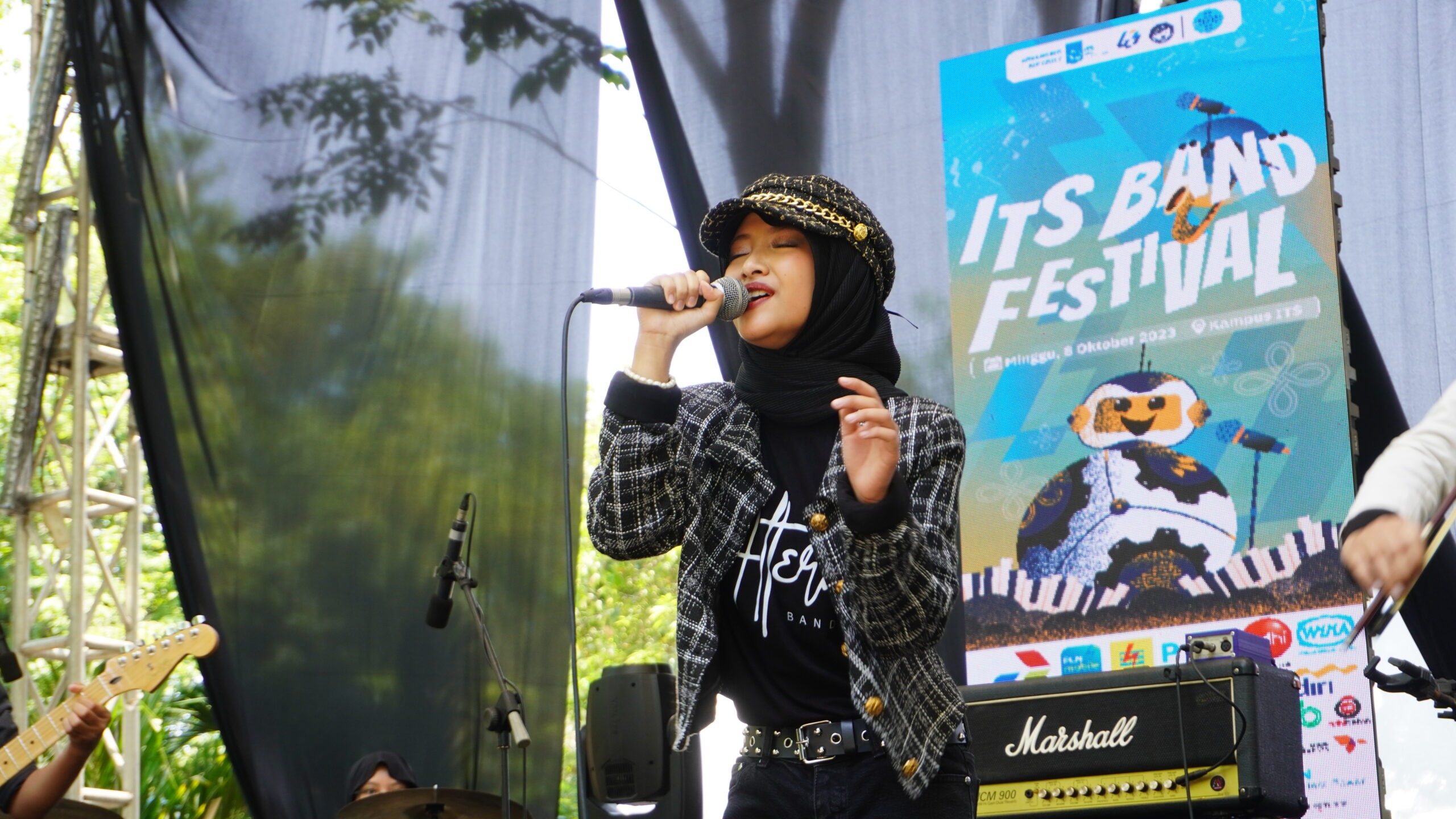 Penampilan salah satu peserta ITS Band Festival