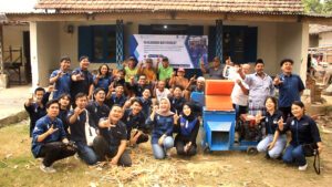 Mahasiswa KKN Teknik Elektro bersama dengan warga Dusun Pojok saling berkolaborasi