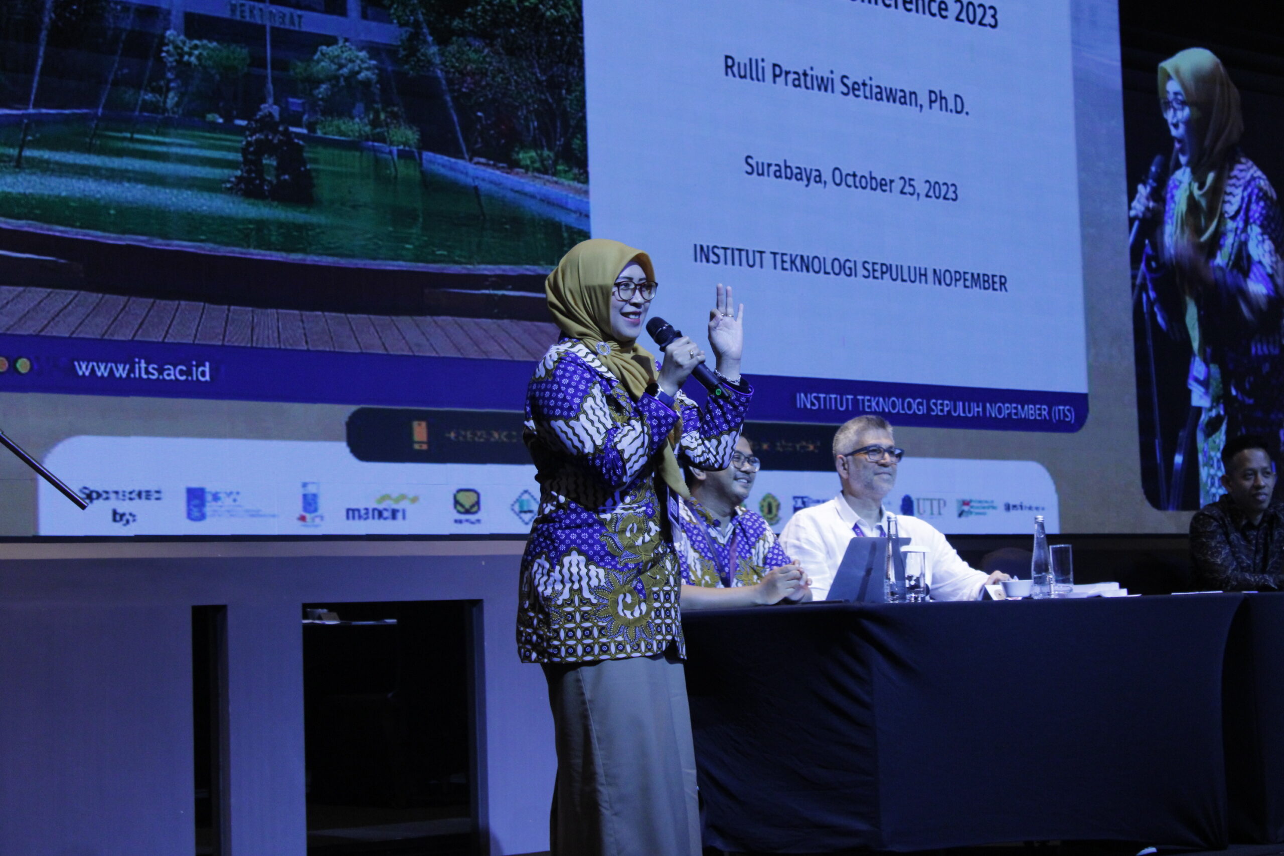 Dr Rulli Pratiwi Setiawan ST MSc PhD memaparkan topik kota cerdas menjadi kota tangguh