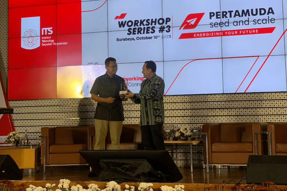 Gambar penyerahan piagam Pertamuda