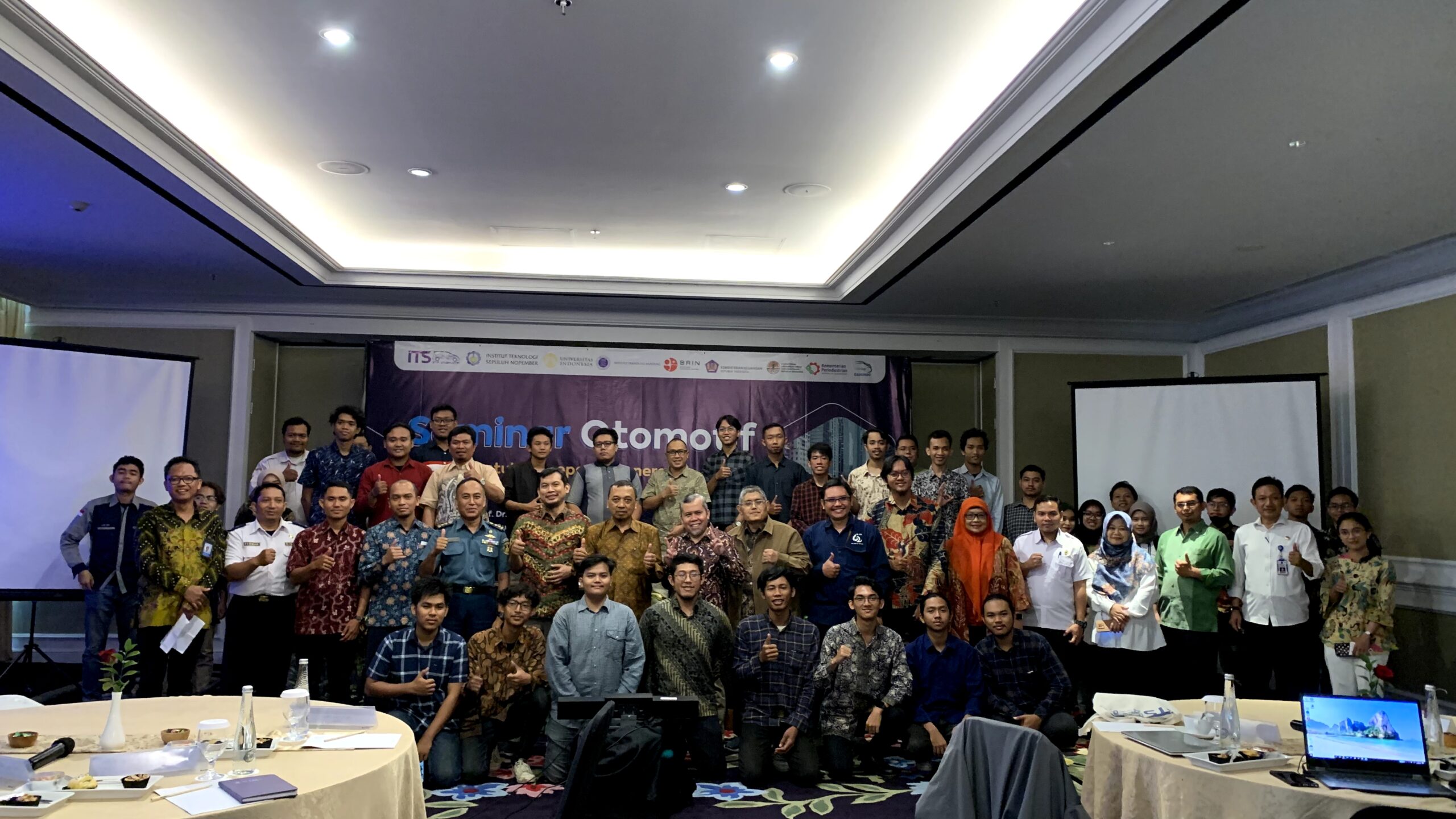 Peserta Seminar Otomotif saat bersama pembicara di Hotel Oakwood, Surabaya